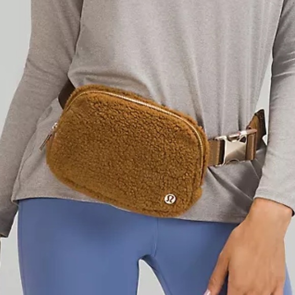 Gorgeous, ⭐️HP⭐️Everywhere Belt Bag 1L fleece❤️lululemon - Picture 2 of 8
